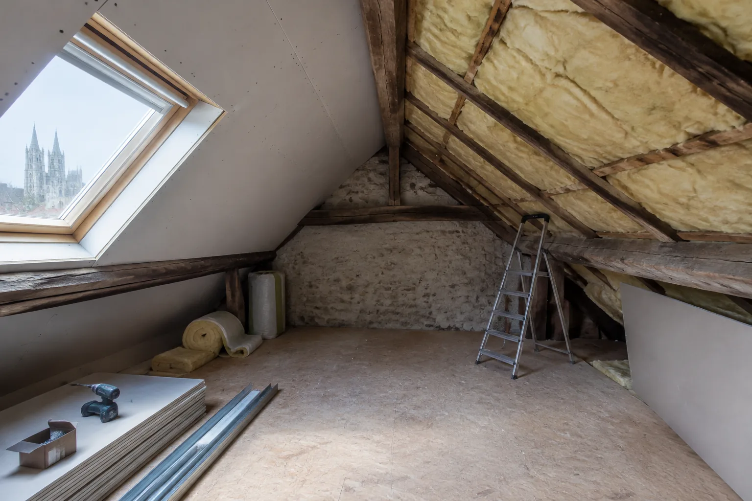 Comble en cours d'aménagement, isolant entre chevrons et premières plaques de plâtre