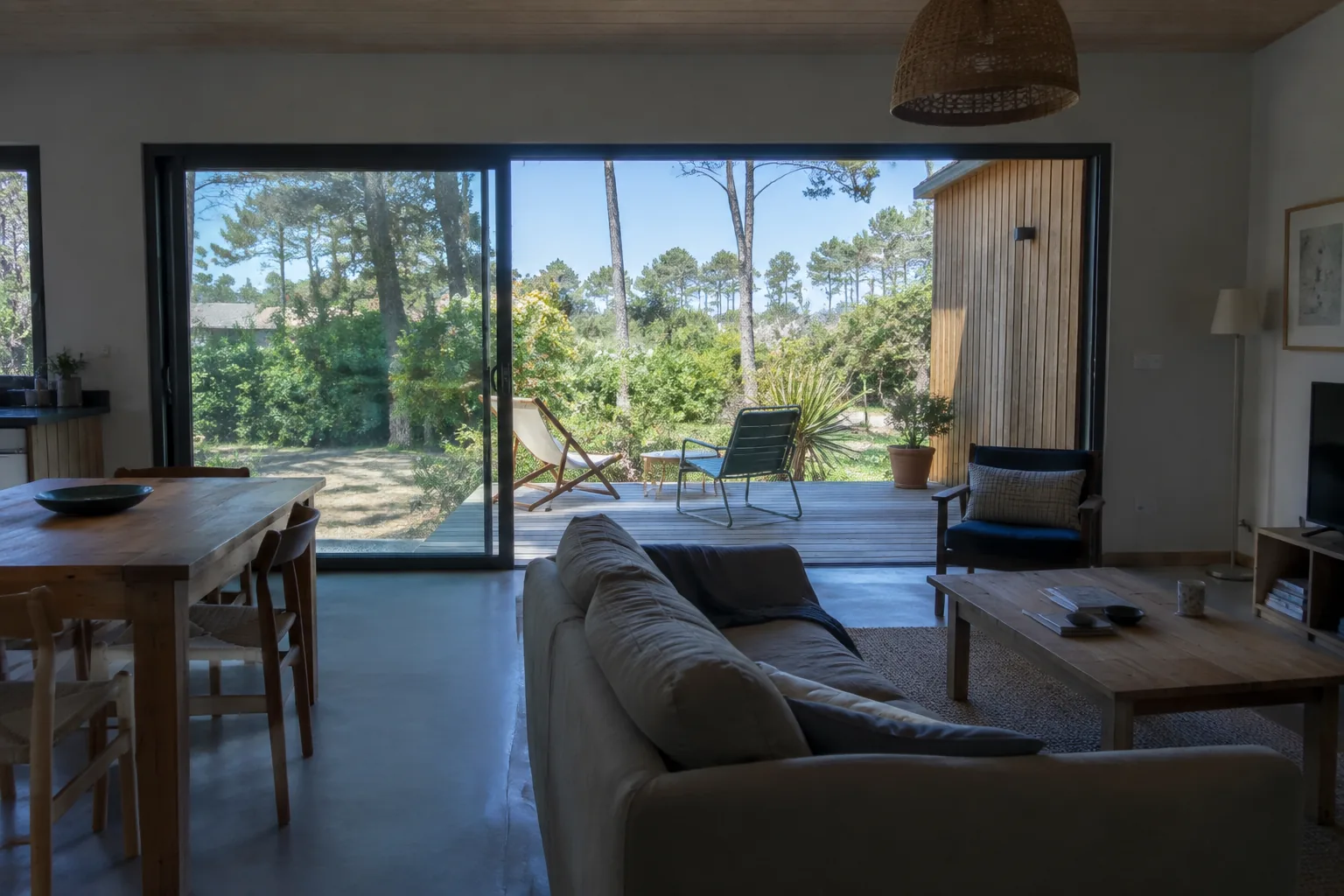 Grande baie coulissante ouverte sur une terrasse en bois