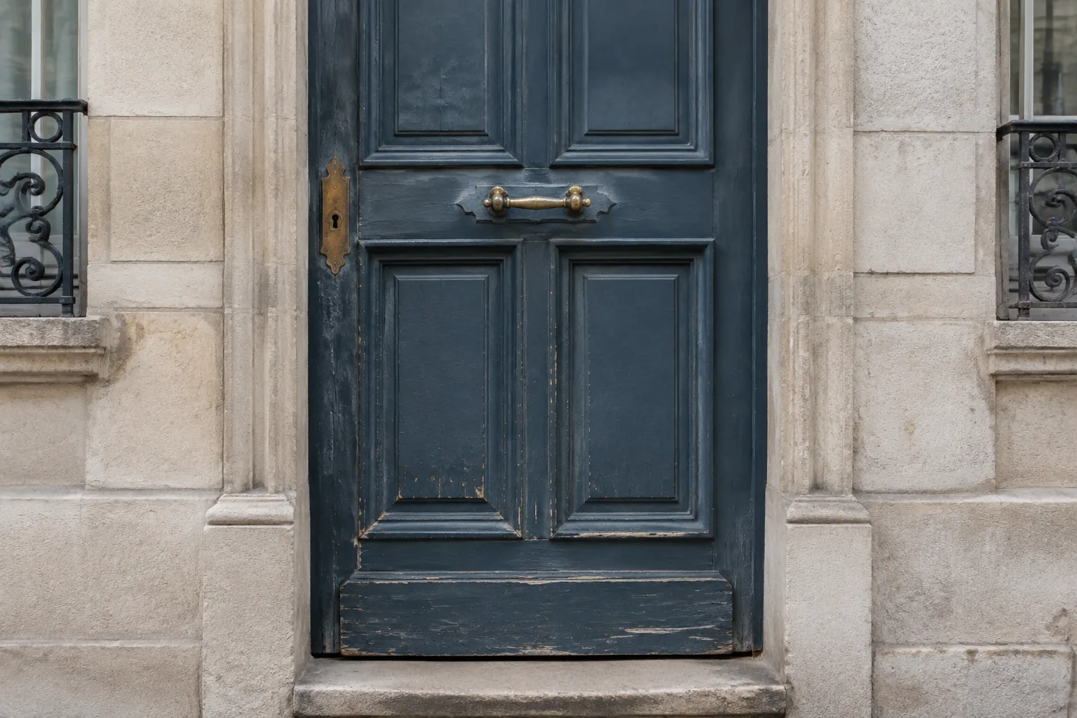 Porte d'entrée ancienne vue de la rue, entrée de serrure en laiton usée par l'usage
