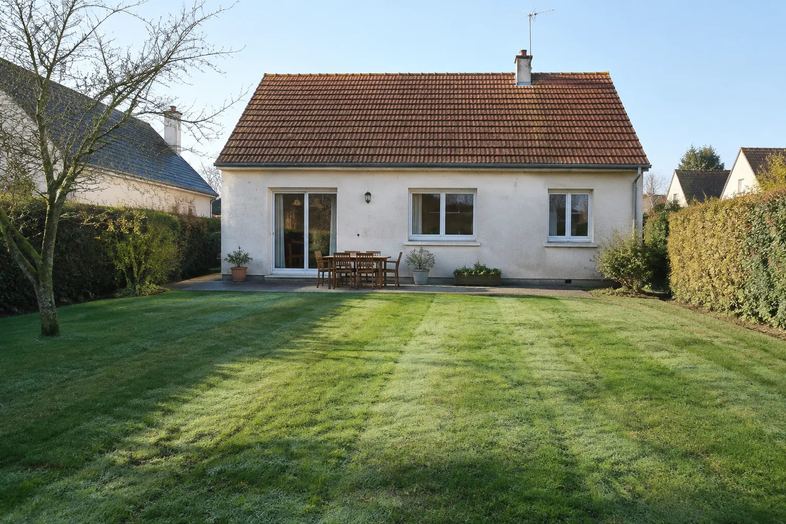 Pavillon prêt pour les visites, pelouse fraîchement tondue et allée balayée